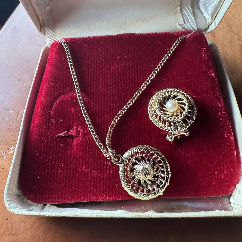 Vintage Genuine Cultured Pearl Necklace & Clip-On Earrings‎ Set in Box